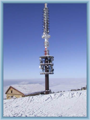 Fernsehumsetzer auf dem Gipfel von Radho��