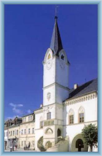 Das historische Rathaus in Ostrov nad Oh��