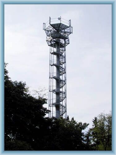 Aussichtsturm auf dem Gipfel Bakovice