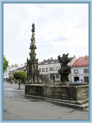 Pests�ule auf dem Stadtplatz in Poli�ka