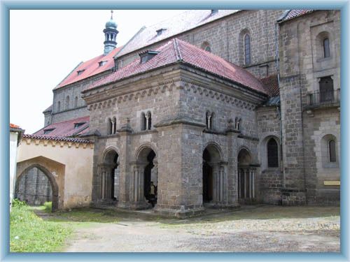 Entritt in die Basilika in T�eb��