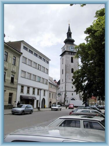 Kirche auf dem Stadtplatz in Velk� Mezi����