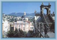 Kirche und Rosengarten in D���n