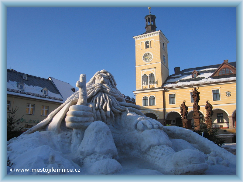 Jilemnice - Stadplatz und Rathaus
