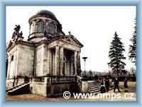 Die monumentale Familiengruft auf dem Friedhof