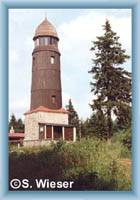 Der Aussichtsturm auf dem Berg Blatenský vrch