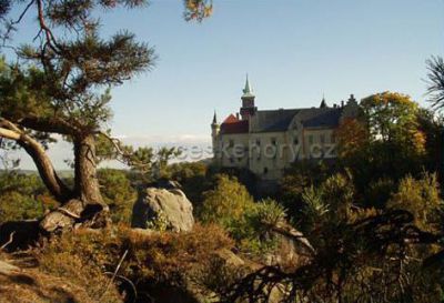 Hütte unter der Burg Valdštejn