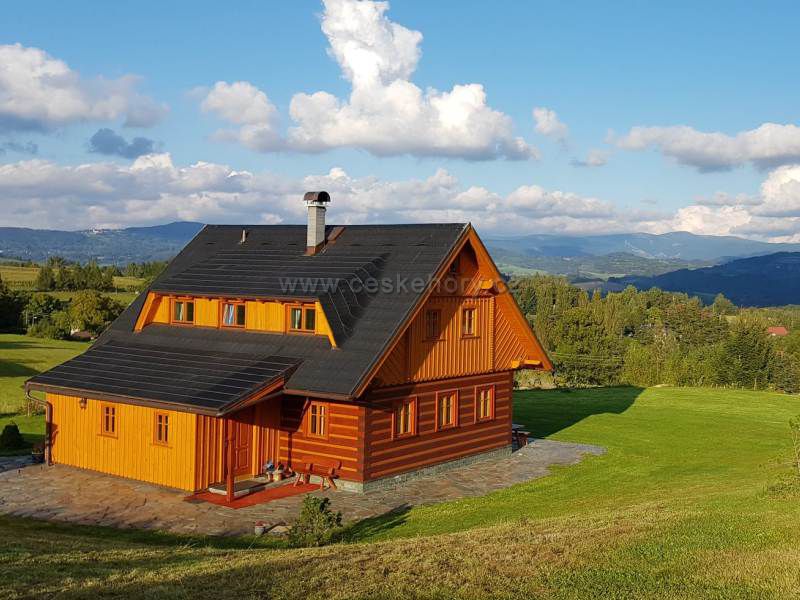 Luxuriöse Blockhütten am Fuß vom Riesengebirge