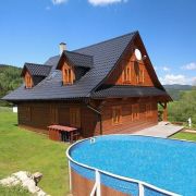 Holzhütte mit Schwimmbad und Sauna