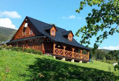 Holzhütte mit Schwimmbad und Sauna