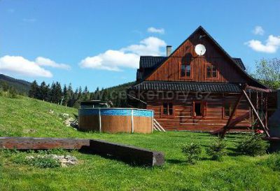 Holzhütte mit Schwimmbad und Sauna