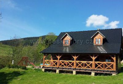 Holzhütte mit Schwimmbad und Sauna