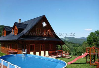 Holzhütte mit Schwimmbad und Sauna