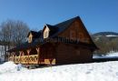 Holzhütte mit Schwimmbad und Sauna