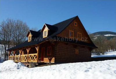 Holzhütte mit Schwimmbad und Sauna