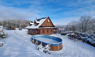 Holzhütte mit Schwimmbad und Sauna