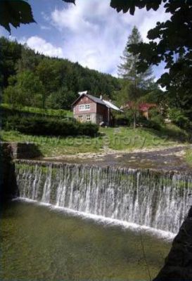 Hütte unter dem durchgebrochenen Staudamm