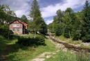 Hütte unter dem durchgebrochenen Staudamm