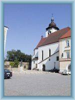 Kirche auf dem Stadtplatz in Nové Město nad Metují